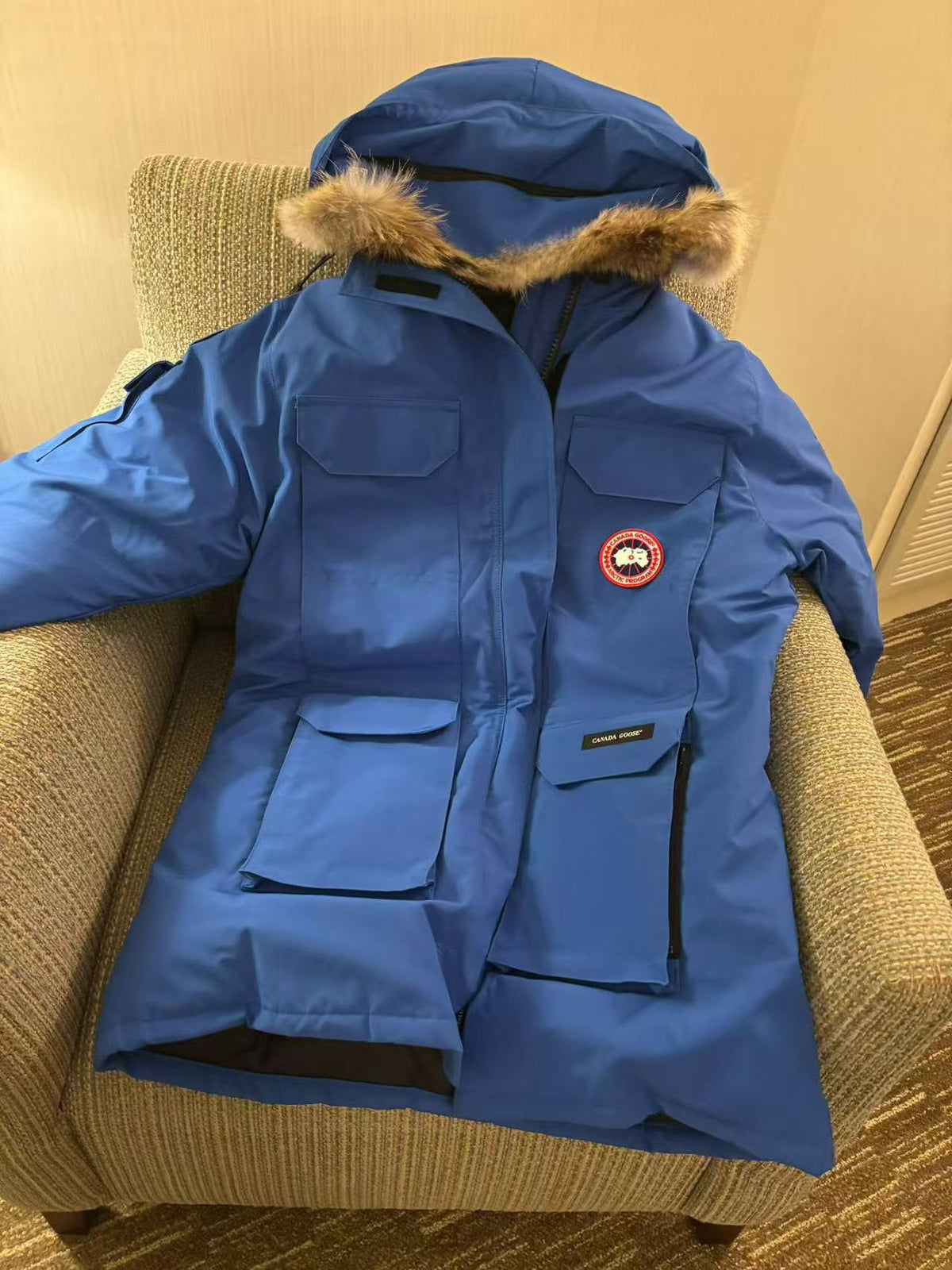 加拿大鹅Canada Goose
远征女款 XL码  带毛领款 原价税后$2435