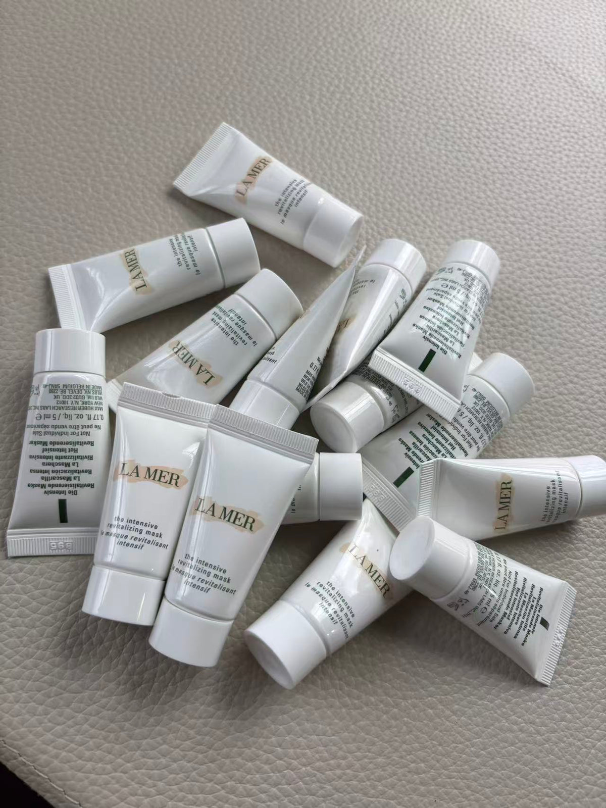 海蓝之谜密集赋活精华面膜
15mlx5只=75ml 正装的量
$160,专柜售价税后$273
这个面膜又称8⃣️分钟面膜，作为急救面膜日常保养都🉑️很快帮助肌肤充电，有效的防护肌肤污染的老化现象。用完即可上妆超级服帖水润，皮肤软绵绵。
真是上妆小救星对容易敏感脆弱的肌肤不要太好